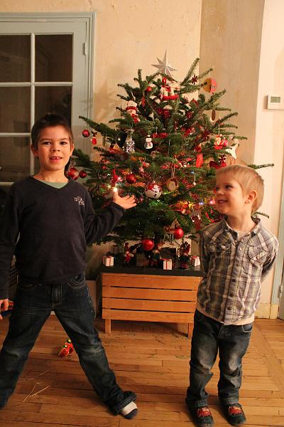 2013-12-14 Zelie mange du pain, les garcons decore le sapin 031.JPG